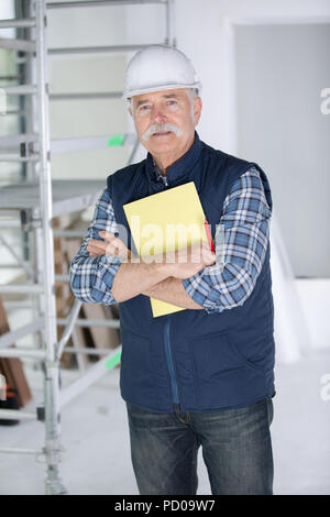Zuversichtlich bau Ingenieur in der hardhat mit verschränkten Armen Stockfoto