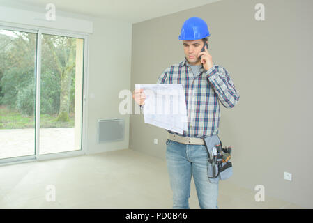 Portrait von Builder die Durchführung von Verbesserungen Home Stockfoto