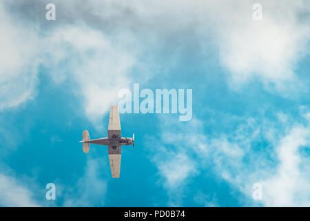 Aerobatic Flugzeug fliegen hoch in den blauen Himmel vom Boden aus gesehen Stockfoto