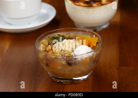 Traditionelle türkische Süßspeise Ashure - Noahs Pudding Stockfoto