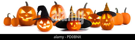Eine Sammlung von Jack O Lantern Halloween Kürbisse mit verschiedenen Designs und Hexen Hut in einer Reihe auf weißem Hintergrund Stockfoto