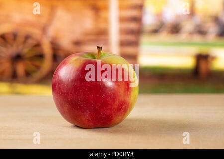 Eine ganze Frische rote Apfel James Grieve Sorte mit Warenkorb im Hintergrund Stockfoto