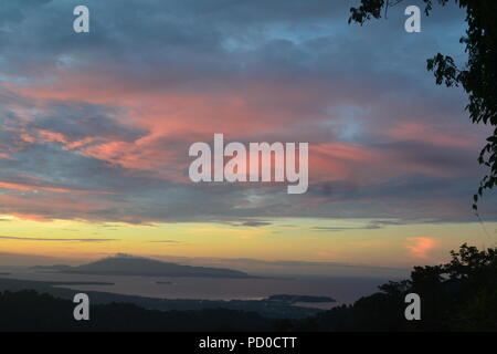 Wewak Hafen und Kairuru Insel, Murik Seen aus der Luft. Papua Neu Guinea. Stockfoto