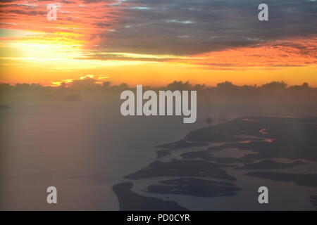 Wewak Hafen und Kairuru Insel, Murik Seen aus der Luft. Papua Neu Guinea. Stockfoto