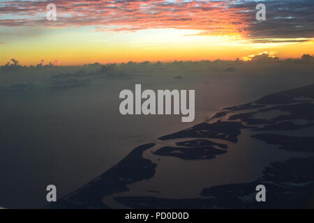 Wewak Hafen und Kairuru Insel, Murik Seen aus der Luft. Papua Neu Guinea. Stockfoto