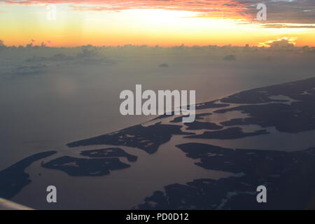 Wewak Hafen und Kairuru Insel, Murik Seen aus der Luft. Papua Neu Guinea. Stockfoto