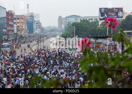 Dhaka, Bangladesch. 04 Aug, 2018. Seit dem Morgen, Studierende nahmen Stellung zu verschiedenen wichtigen Punkte für das 7. nachfolgende Tag anspruchsvolle sichere Straßen und Gerechtigkeit für ihre zwei Peers in einer Straße Abbruch in der Hauptstadt getötet am 29. Juli. Credit: Tahir Hasan/Pacific Press/Alamy leben Nachrichten Stockfoto