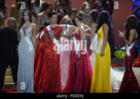 DORAL, Florida - Januar 25: Miss Puerto Rico Gabriela Berrios in Ohnmacht fällt auf der Bühne während der 63. jährlichen Miss Universe Pageant am Trumpf nationale Doral am Januar 25, 2015 in Doral, Florida. Personen: Miss Puerto Rico Gabriela Berrios Stockfoto