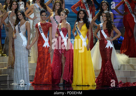 DORAL, Florida - Januar 25: Miss Puerto Rico Gabriela Berrios in Ohnmacht fällt auf der Bühne während der 63. jährlichen Miss Universe Pageant am Trumpf nationale Doral am Januar 25, 2015 in Doral, Florida. Personen: Miss Puerto Rico Gabriela Berrios Stockfoto