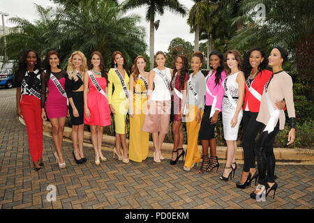COCONUT CREEK, FL - Januar 12: Miss Universum Kandidat Miss Universe Kandidaten besucht Essen für die Armen Ereignis am 12. Januar in Coconut Creek, Florida 2014. Personen: Miss Universe Kandidaten Stockfoto