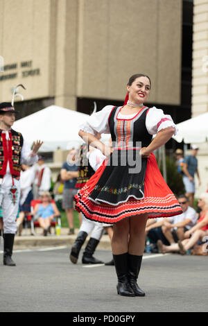 Wittling, Indiana, USA - Juli 28, 2018 Männer und Frauen tragen traditionelle slowakische Kleidung traditionelle slowakische Tänze an der Pierogi Fest durchführen Stockfoto