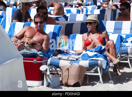 MIAMI BEACH, FL - 31. März: Die wirklichen Hausfrauen von New York star Bethenny Frankel suchen Skinny in einem winzigen Bikini am Strand von South Beach am 31. März 2015 in Miami Beach, Florida. Personen: Bethenny Frankel Stockfoto