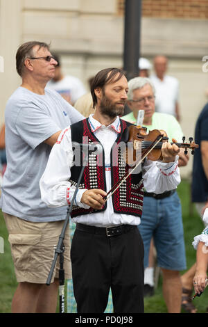 Wittling, Indiana, USA - Juli 28, 2018 Mann, der traditionelle slowakische Kleidung, Geige zu spielen die Pierogi Fest Stockfoto