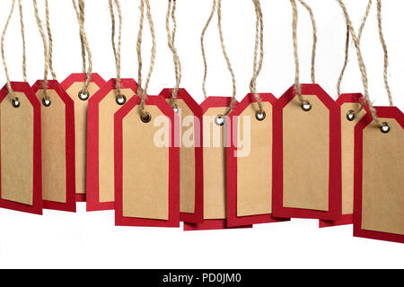 Rot und Braun Papier Tags hängt am Seil mit Kopie Speicherplatz auf weißem Hintergrund. Stockfoto