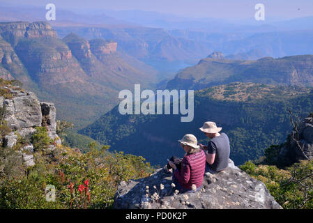 Südafrika, ein fantastisches Reiseziel Dritten und der Ersten Welt zu erleben. Mann und Frau auf Felsvorsprung mit Blyderiver Canyon, Mpumalanga. Stockfoto