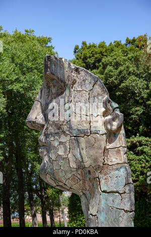 Tyndareus: die riesige Risse im Gesicht Statue von Igor Mitoraj Tyndareus, in der Boboli Garten, in Florenz (Italie). Stockfoto
