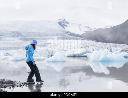 Junge Frau genießen Fjallsarlon Eisberg Lagune, Island Stockfoto