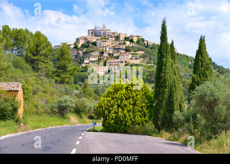 Dorf Gordes auf einem Hügel, Gemeinde im Département Vaucluse in der Region Provence-Alpes-Côte d'Azur in Südfrankreich Stockfoto