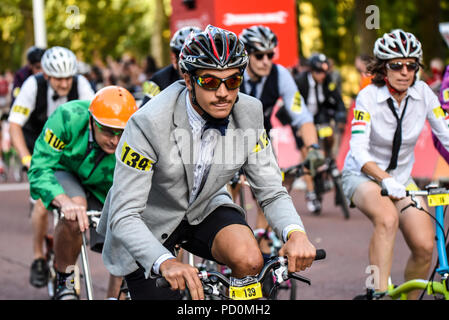 Brompton Zyklus- Weltmeisterschaft während der AUFSICHTSRECHTLICHEN RideLondon Zyklus Ereignis in der Mall, London, UK. Brompton falten Zyklus, Fahrrad, Radrennen Stockfoto