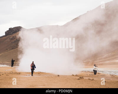 Namafjall geothermische Feld spuckende giftiges Schwefeldioxid Dämpfe in Mt. Námafjall am Mývatn, Island Stockfoto