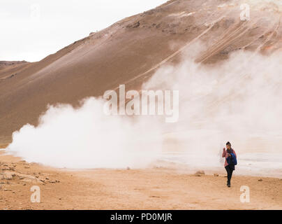Namafjall geothermische Feld spuckende giftiges Schwefeldioxid Dämpfe in Mt. Námafjall am Mývatn, Island Stockfoto