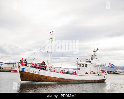 Húsavík Whale Watching Boot Tour mit den Touristen auf dem Boot am Hafen in Husavik, Husavik Skjálfandi Bucht, North Island Stockfoto