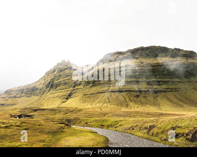 Kirkjufellsa oder Kirkjufell Fluss mit Bergrücken namens Helgrindur, einem erloschenen Vulkan in Grundarfjordur, Halbinsel Snaefellsnes, Island Stockfoto