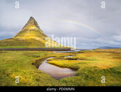 Stürmisches Wetter über Mount Kirkjufell mit Kirkjufellsfoss Wasserfall, Grundarfjordur, Halbinsel Snaefellsnes, Vesturland, Island Stockfoto