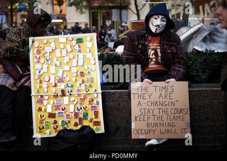 Demonstrant Tragen eines V für Vendetta Guy Fawkes Maske. Besetzt die Wall Street Protest und Bewegung, im Zuccotti Park, Wall Street New York. Stockfoto