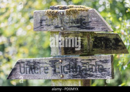 Weinberg Kreuzung Wegweiser auf diese Weise sagen, dass die Art und Weise, die andere Weise Stockfoto