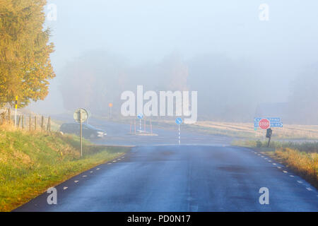 Nebel am Scheideweg auf einer Landstraße Stockfoto