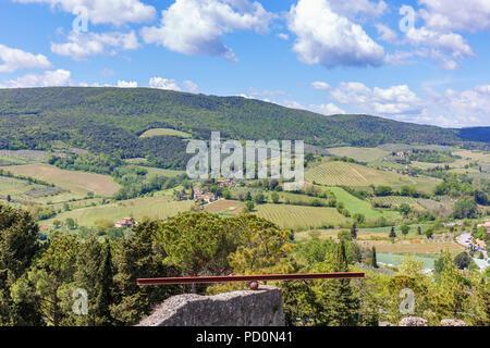 Bügeleisen Strahl, Balancieren auf einem Ball in einer ländlichen Landschaft Stockfoto