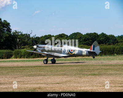 Supermarine Spitfire MKIX TD 314 St George Start/Landung, Headcorn, Kent GROSSBRITANNIEN Stockfoto