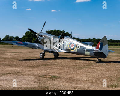 Supermarine Spitfire MKIX TD 314 St George Start/Landung, Headcorn, Kent GROSSBRITANNIEN Stockfoto