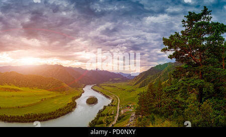 Panoramablick auf die Berge Fluss mit Insel in der Nähe von ALtai, Russland. Mountain river stream Landschaft Stockfoto