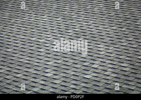 Ein graues geometrische Struktur mit der gleichen Rechtecke. Nahaufnahme von einem Dach aus Schindeln Stockfoto