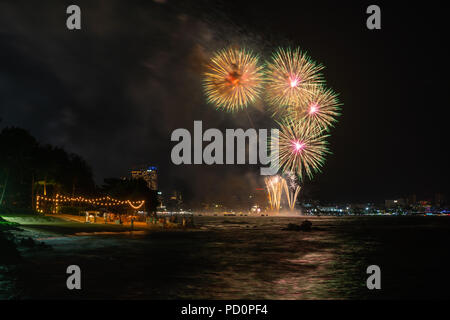 Chonburi, Thailand - Juni 9, 2018: Jährliche wunderschönes Feuerwerk festival Tourismus für Touristen an der Bucht von Pattaya City, Chonburi, Thailan zu fördern. Stockfoto