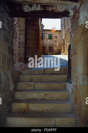 Treppen und Passage. Santa Pau, Provinz Girona, Katalonien, Spanien. Stockfoto