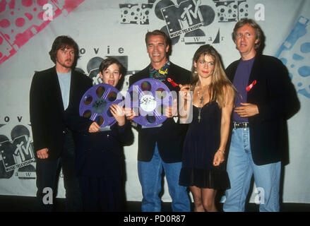 BURBANK, CA - 5. JUNI: (L-R) Schauspieler Robert Patrick, Edward Furlong, Arnold Schwarzenegger, Schauspielerin Linda Hamilton und Regisseur James Cameron die ersten jährlichen MTV Movie Awards am 5. Juni 1992 an die Walt Disney Studios in Burbank, Kalifornien. Foto von Barry King/Alamy Stock Foto Stockfoto