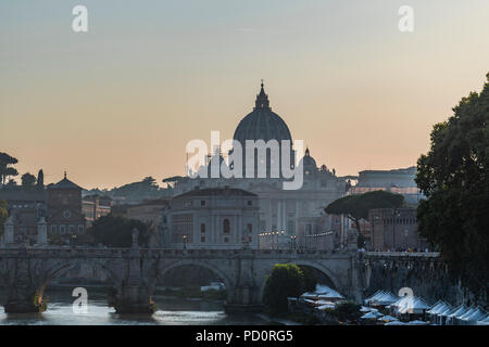 Vatikanstadt Blick von Umberto I Brücke bei Sonnenuntergang/Vista del Vaticano Dal Ponte Umberto I Al Tramonto. Roma, Italien Stockfoto