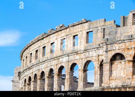 Die Arena von Pula ist der Name der Amphitheater in Pula, Kroatien. Die Arena ist das einzige noch verbliebene römische Amphitheater zu haben vier seitlichen Türme Stockfoto