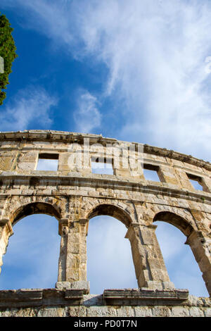 Die Arena von Pula ist der Name der Amphitheater in Pula, Kroatien. Die Arena ist das einzige noch verbliebene römische Amphitheater zu haben vier seitlichen Türme Stockfoto