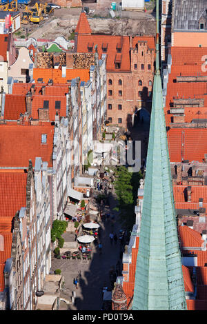 Mariacka Straße Luftbild in der Danziger Altstadt Stadt in Polen, Turm der St. Maria Kirche Stockfoto