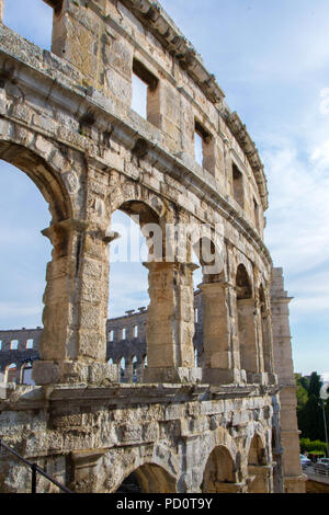 Die Arena von Pula ist der Name der Amphitheater in Pula, Kroatien. Die Arena ist das einzige noch verbliebene römische Amphitheater zu haben vier seitlichen Türme Stockfoto