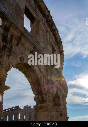 Die Arena von Pula ist der Name der Amphitheater in Pula, Kroatien. Die Arena ist das einzige noch verbliebene römische Amphitheater zu haben vier seitlichen Türme Stockfoto