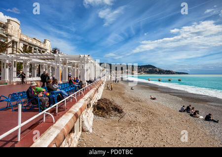 Schöne Stadt in Frankreich, den Strand und die Promenade des Anglais mit Pergola am Mittelmeer auf Französische Riviera Stockfoto