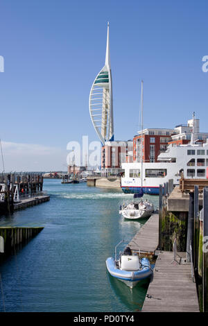 Die Emirate Spinnaker Tower und Portsmouth Gunwharf Quays Stockfoto