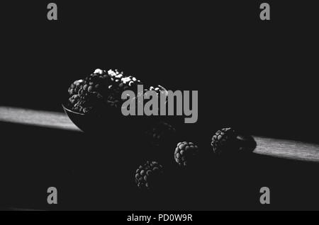 Brombeeren auf Platte Stockfoto