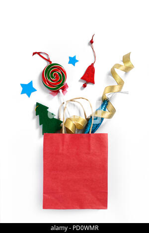 Weihnachten Geschenke fallen von den roten Einkaufstasche, Urlaub präsentiert auf weißem Hintergrund, Konzept Stockfoto