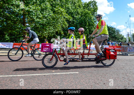 Prudential RideLondon Freecycle radfahren Veranstaltung. Öffentliche frei Fahrradtour auf geschlossenen öffentlichen Straßen in London, UK. Die Mall. Zyklen. Fahrräder. Benutzerdefinierte, Familie Stockfoto